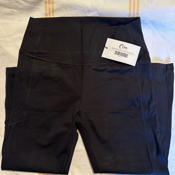 Zyia Black Brilliant Hi-Rise Capri Legging - Picture 3 of 5